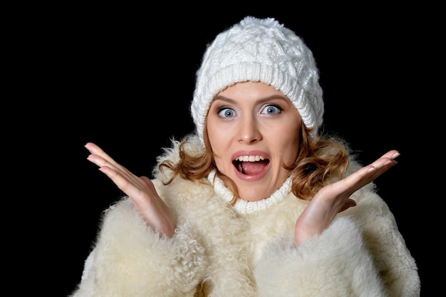 Portrait d'une belle femme portant un chapeau