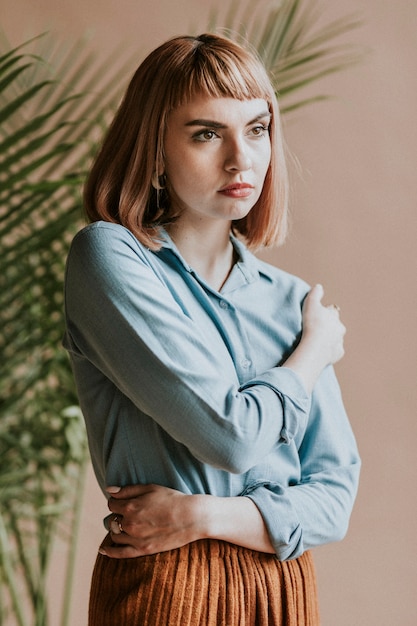 Portrait d'une belle femme portant une chemise bleue