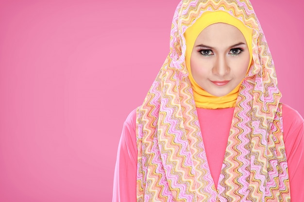 Portrait de la belle femme portant le hijab