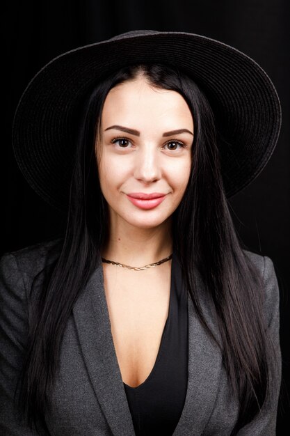 Portrait d'une belle femme portant une veste et un chapeau