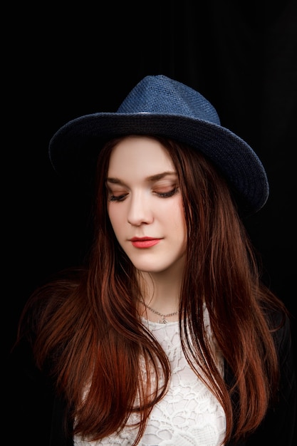 Portrait d'une belle femme portant une veste et un chapeau