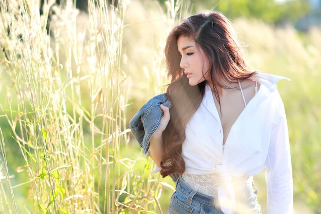 Portrait, de, a, belle femme, porter, chemise blanche, et, jean bleu, avoir, une, heure heureuse, et, apprécier, parmi, champ