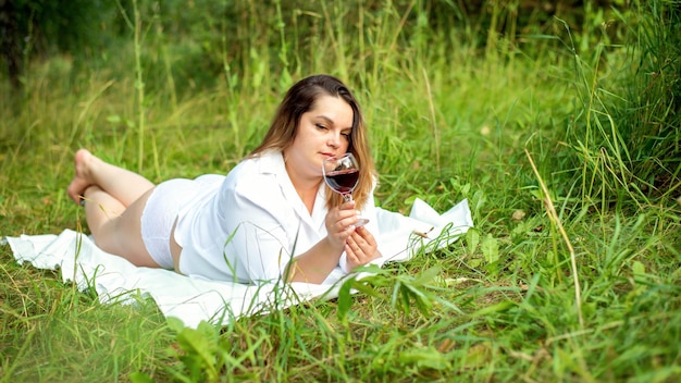 portrait, de, belle femme, pose, sur, herbe