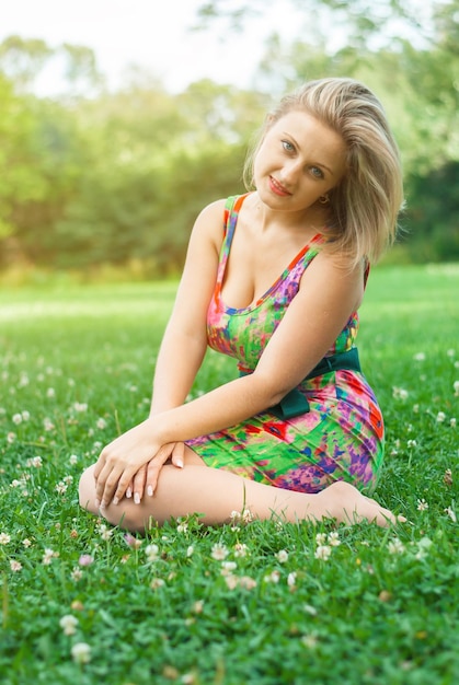 portrait, de, belle femme, pose, sur, herbe