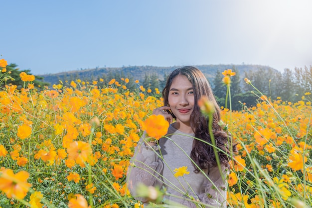 Portrait d'une belle femme pose pour la photographie Visitez les champs de fleurs jaunes à la ferme Jim Thompson