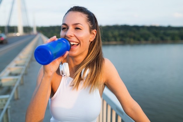 Portrait de belle femme prenant une pause de jogging