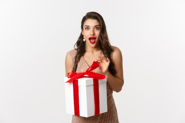 portrait belle femme en robe avec cadeau