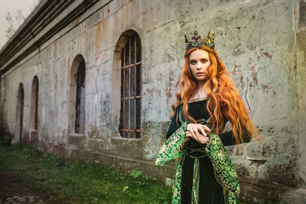 Portrait d'une belle femme rousse en robe médiévale verte