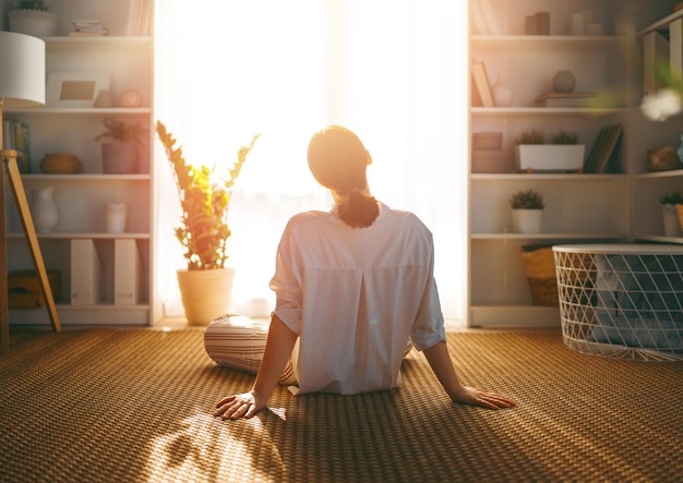 Photo portrait de belle femme se reposant à la maison