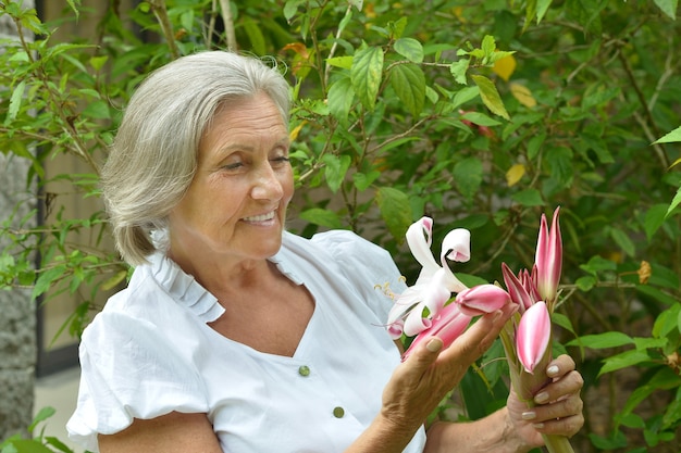 Portrait d'une belle femme senior avec fleur