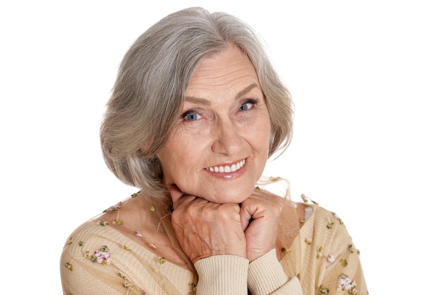 Portrait de belle femme senior sur fond blanc