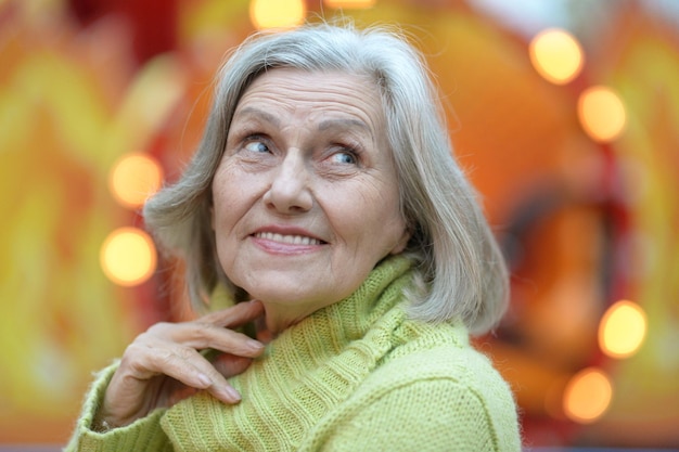 Portrait de belle femme senior en plein air dans le parc