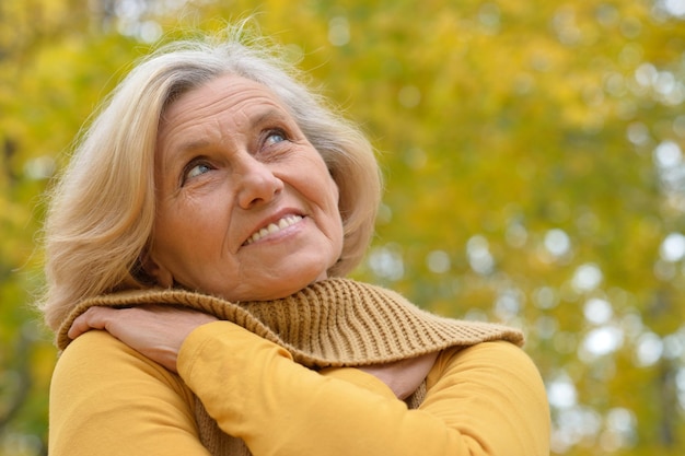 Portrait de belle femme senior posant à l'extérieur