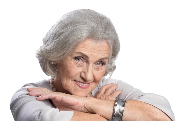 Portrait de belle femme senior posant isolé sur fond blanc