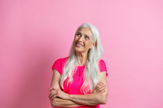 Portrait de belle femme senior tourné en studio.