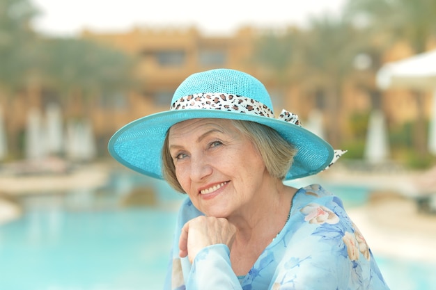 Portrait de belle femme senior en vacances de villégiature