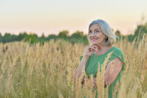 Portrait de belle femme senior