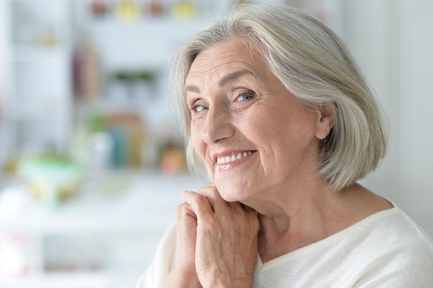 Portrait de belle femme senior