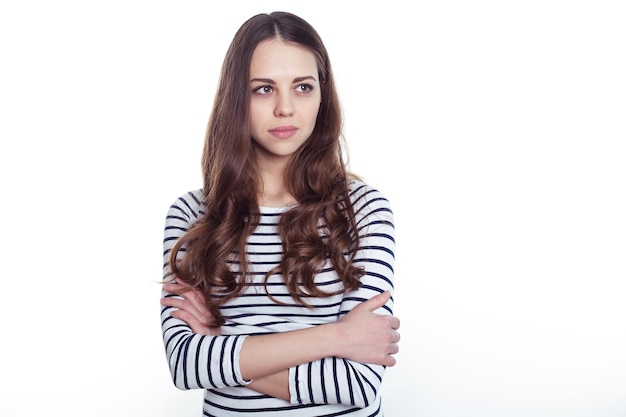 Portrait d'une belle femme souriante et confiante en vêtements décontractés intelligents sur un fond blanc