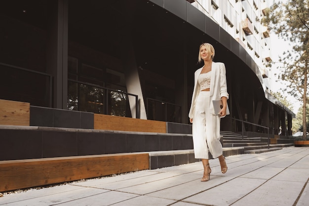 Portrait de belle femme souriante dans des vêtements de bureau élégants en ville