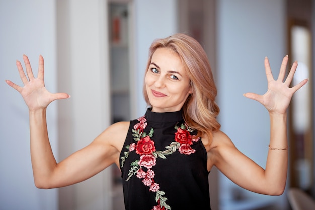 Portrait de la belle femme souriante à l'intérieur