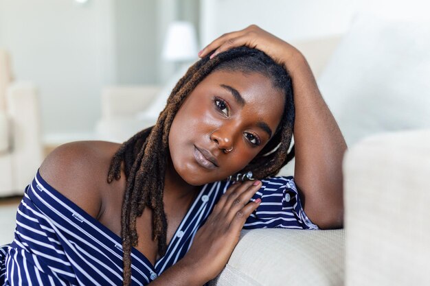 Portrait d'une belle femme souriante à la maison Femme africaine décontractée regardant la caméra avec espace de copie