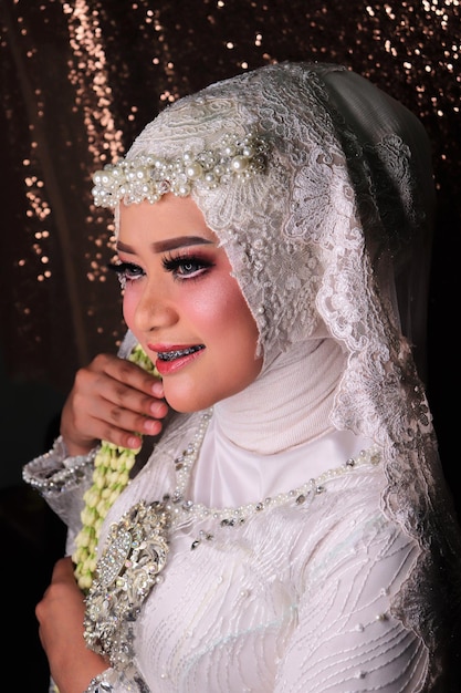 Photo portrait d'une belle femme souriante vêtue d'une robe de mariée