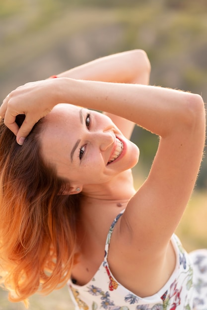 Portrait d'une belle femme souriante