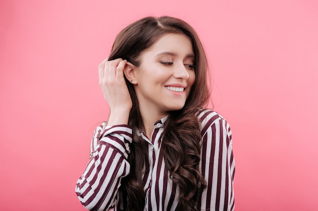 Portrait d'une belle femme souriante