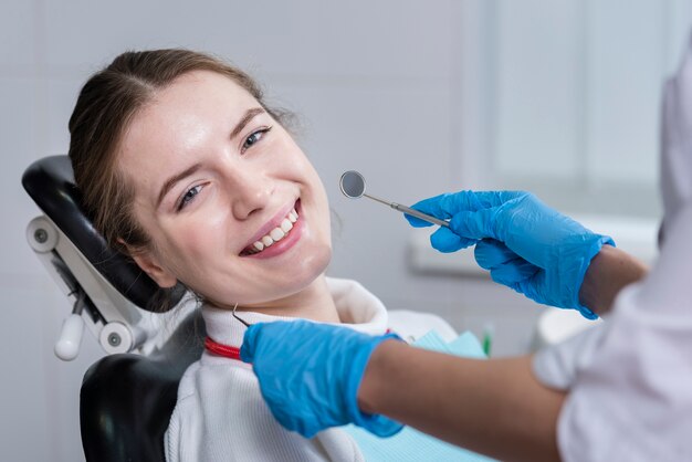 Photo portrait de la belle femme souriante