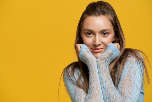 Portrait de la belle femme souriante