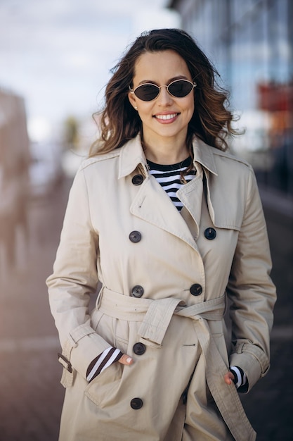 Portrait de la belle femme souriante