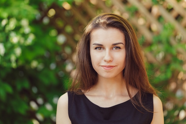 Portrait d'une belle femme souriante