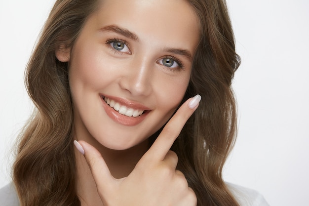 Portrait de belle femme avec un sourire parfait