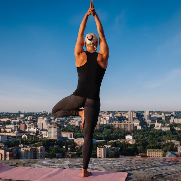 Portrait de la belle femme sportive en faisant des exercices de fitness d'entraînement