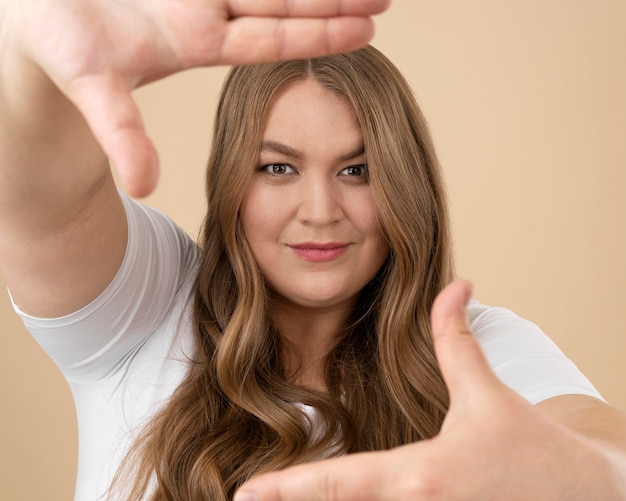 Photo portrait de belle femme surdimensionnée