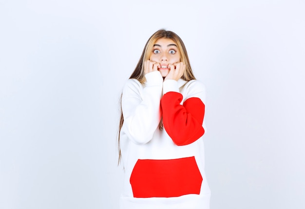 Portrait d'une belle femme en sweat à capuche chaud debout et regardant la caméra