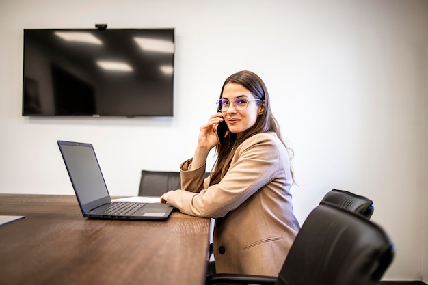 Portrait de belle femme en tailleur au travail