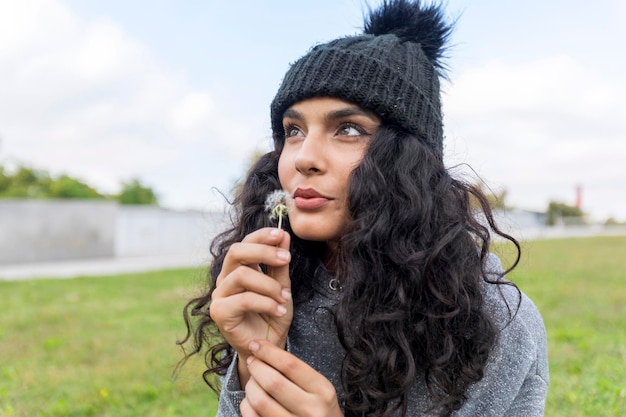 Photo portrait d'une belle femme tenant une caméra