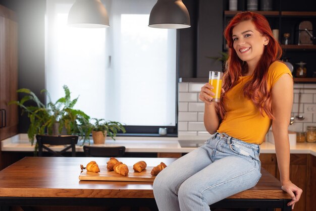 Portrait d'une belle femme tenant un verre avec un jus savoureux à l'intérieur