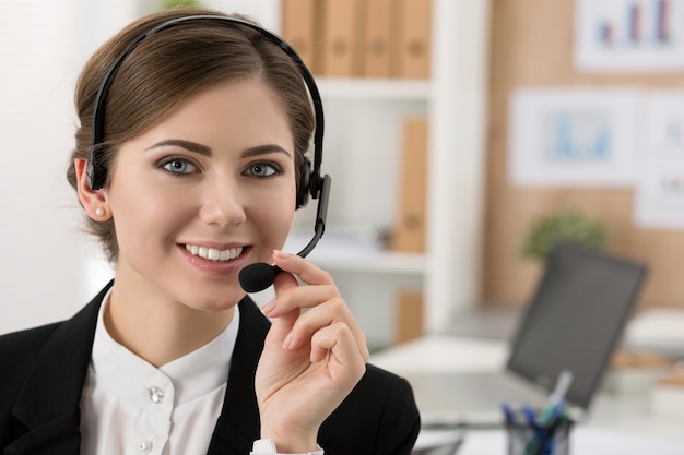 Portrait de belle femme travaillant comme opérateur de centre d'appels