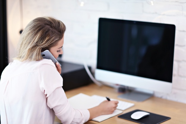 Portrait de belle femme travaillant dans un bureau à domicile moderne