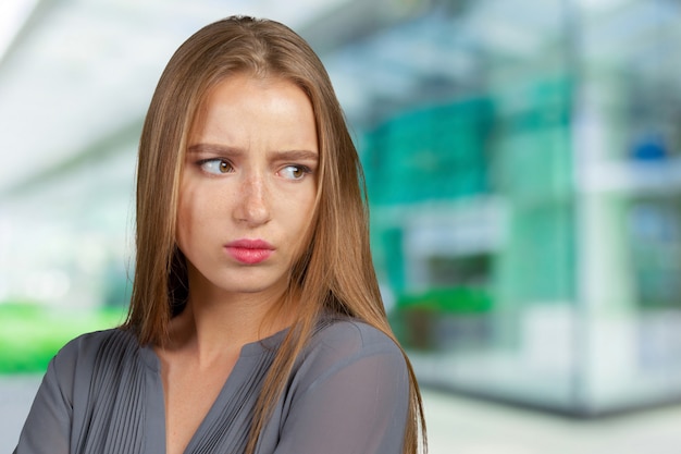 Portrait de belle femme triste