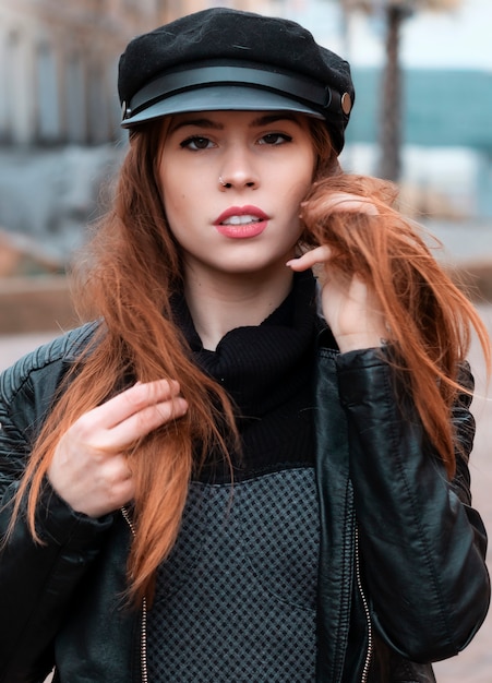 Portrait d'une belle femme en vêtements d'hiver