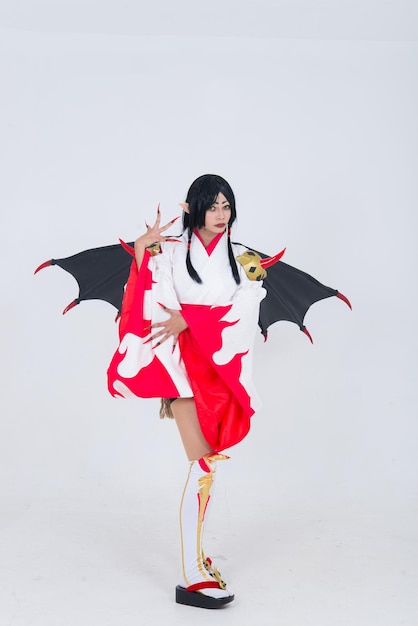 Portrait d'une belle fille asiatique portant une animation de jeu de cosplay sur fond blancThaïlandeTissus rouges style diable