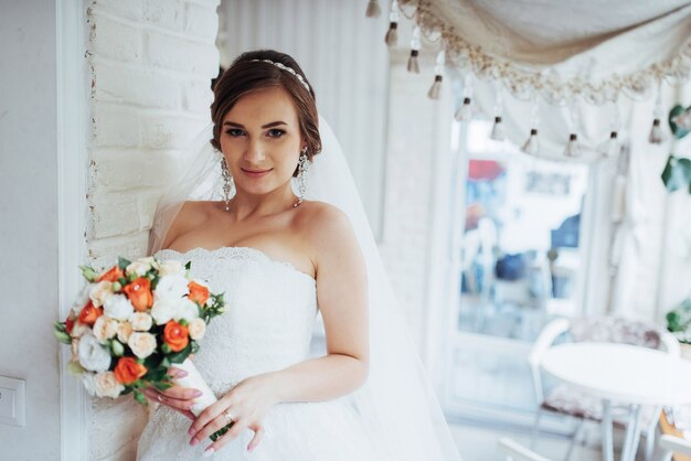 Portrait d'une belle fille au jour du mariage