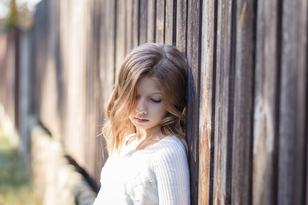 portrait d'une belle fille aux cheveux longs sur la nature en été