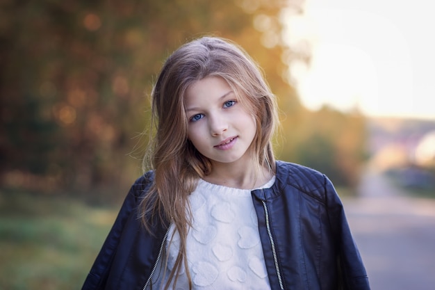 portrait d'une belle fille aux cheveux longs sur la nature en été