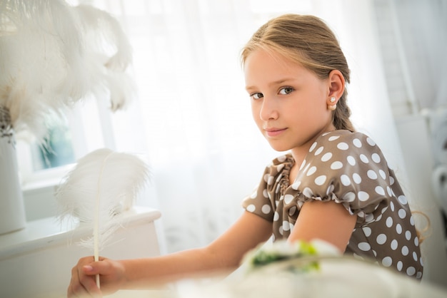 Portrait d'une belle fille aux cheveux longs