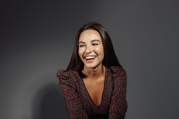 portrait d'une belle fille aux émotions vives sur fond neutre